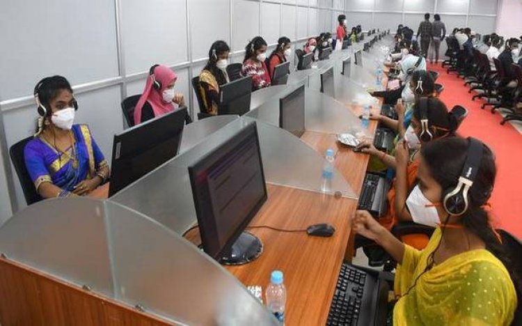 Services activity expands at 2nd-fastest pace in a decade